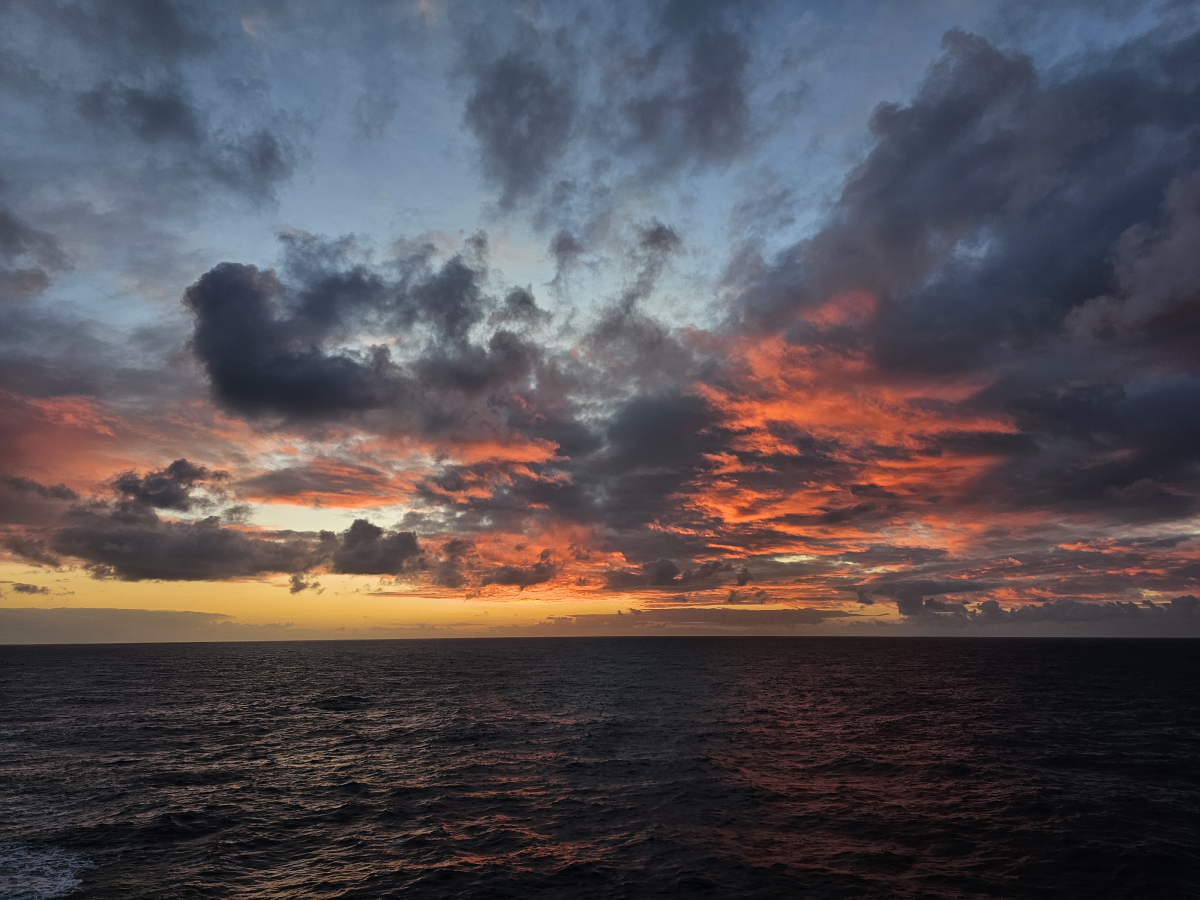 Frederik Strange Dybsø, Rødlige morgener på Atlanten.jpg